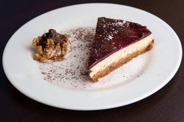 Çilek soslu bir tabak peynirli kek