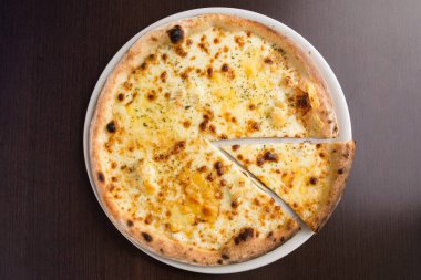 İştah açıcı büyük pizza. 4 peynir, İtalyan yemeği.