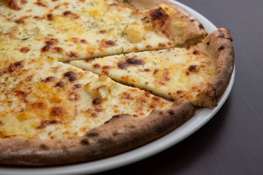 İştah açıcı büyük pizza. 4 peynir, İtalyan yemeği.