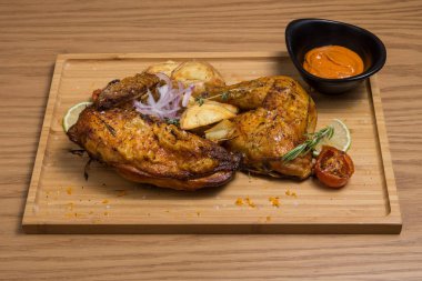 Bir tabak pollo asado kombinasyon tabağı.