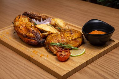 Bir tabak pollo asado kombinasyon tabağı.