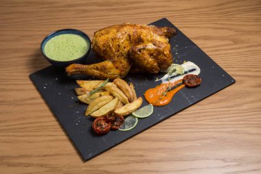 Bir tabak pollo asado kombinasyon tabağı.