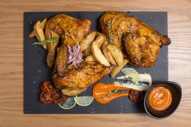 Bir tabak pollo asado kombinasyon tabağı.