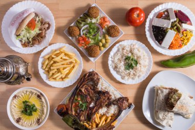 Yemek arkaplanı. Geleneksel Türk ve Doğu mutfağı seti. Tabaklarda et ve sebze tabakları. Üst Manzara. Taş bir arka planda