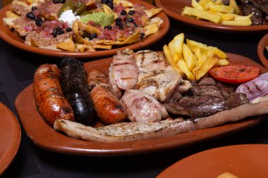 Izgara et ve patates kızartmalı sosis. İspanyol mutfağı