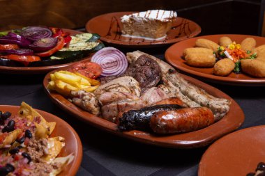 Izgara et ve patates kızartmalı sosis. İspanyol mutfağı