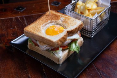 Kahvaltı - kızarmış yumurta, pastırma ve peynirli sandviç
