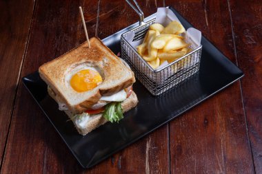 Kahvaltı - kızarmış yumurta, pastırma ve peynirli sandviç