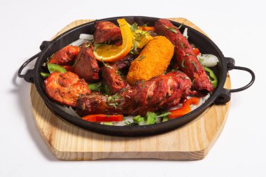 Tandır tavuğu Hint altkıtasında yetişen bir yemektir. Güney Asya, Orta Doğu ve Batı ülkelerinde yaygın olarak popülerdir.