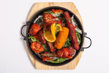 Tandır tavuğu Hint altkıtasında yetişen bir yemektir. Güney Asya, Orta Doğu ve Batı ülkelerinde yaygın olarak popülerdir.