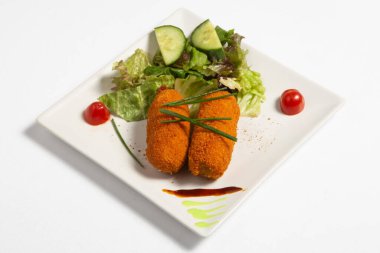 Sebze rulo patates pirzola ve taze nane yaprakları ile