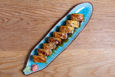 Uramaki suşi rulo somon füme, avokado, krem peynir, chukka ve tobico ile beyaz tabakta. Sushi menüsü. Geleneksel Japon yemekleri.
