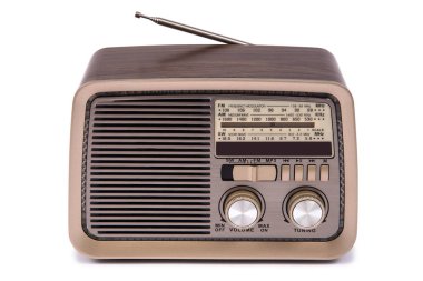 Portatif retro radyo beyaz arkaplanda izole edilmiş, geçmişte müzik ve haberlerle popüler olan aygıtlar