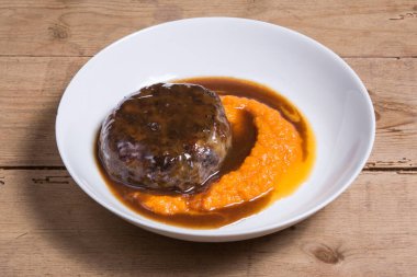 Boğa kuyruğu pişmiş ve bir İspanyol restoranında yemeğe hazır.