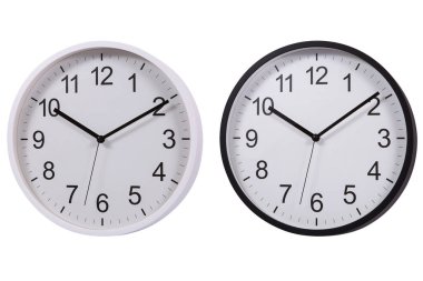 Klasik duvar saati, beyaz arkaplanda izole.