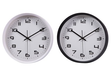 Klasik duvar saati, beyaz arkaplanda izole.