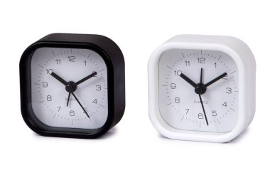 Alarm saati, beyaz arkaplanda izole edilmiş