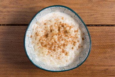Arroz con leche gör. Sütlaç ahşap zemin üzerine tarçın ile