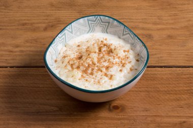 Arroz con leche gör. Sütlaç ahşap zemin üzerine tarçın ile