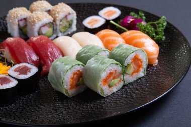 Lezzetli Nigiri suşi Bento California Roll ile çeşitli
