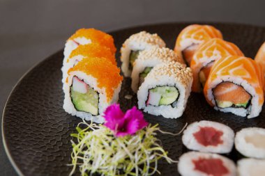 Lezzetli Nigiri suşi Bento California Roll ile çeşitli