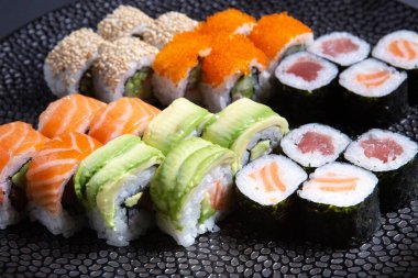 Lezzetli Nigiri suşi Bento California Roll ile çeşitli