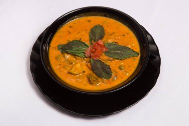 Siyah tabakta Hint sebze körisi.