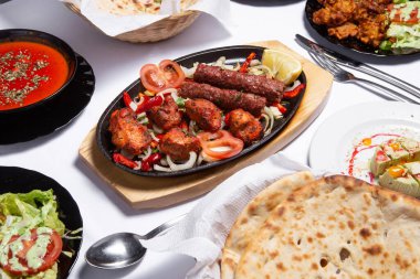 Hint paneer barbeküsü ya da tikka, barbekü çubuğu tavuk ve kuzu ile tabak.