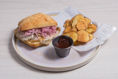 Jambonlu sandviç, marul ve patates cipsli soğan.