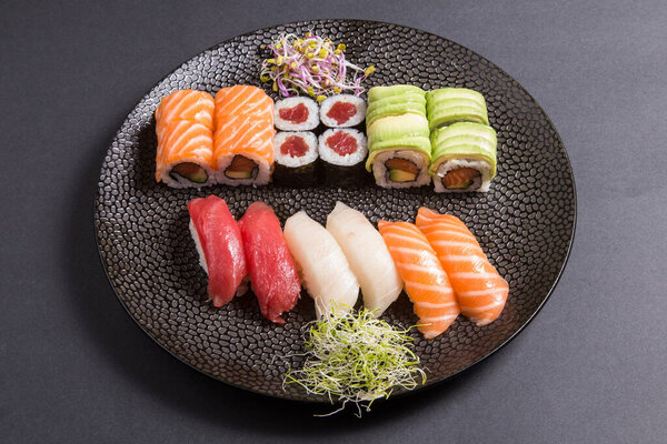 Вареники вкусных нигирий Суши Бенто с Калифорнией
