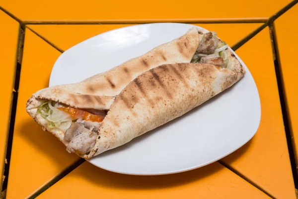 Libanoni Shawarma Csirkével Báránnyal Pitakenyérben — Stock Fotó