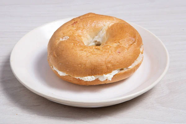 Beyaz Tabakta Krem Peynirli Simit — Stok fotoğraf