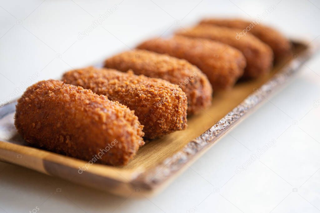 Croquetas, croquetas españolas, plato de tradición, fondo blanco 2024