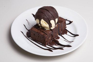 vanilyalı dondurma ve çikolata soslu çikolatalı kek