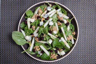 Ispanak yapraklarından, fındık ve peynirden vejetaryen salatası, balzamik sirke.