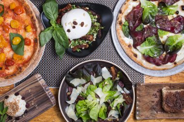 İtalyan yemekleri, bol roka soslu Napoli pizzası domates ve zeytinyağlı burrata salatası, peynirli ravioli ve tatlı olarak da tiramisu.