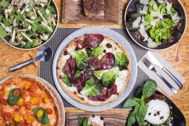 İtalyan yemekleri, bol roka soslu Napoli pizzası domates ve zeytinyağlı burrata salatası, peynirli ravioli ve tatlı olarak da tiramisu.