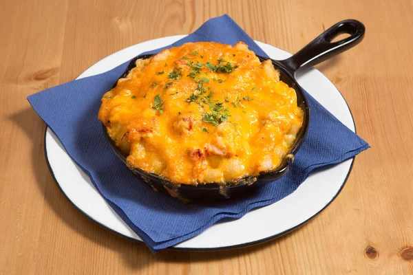 Ev yapımı ıstakoz makarna ve peynir maydanoz ve biber ile