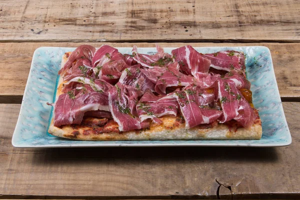 Italienische Pizza Mit Schinken Auf Holzboden — Stockfoto