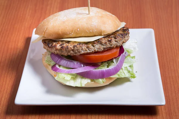 Burger Wołowy Duże Pełne Świeżych Warzyw — Zdjęcie stockowe