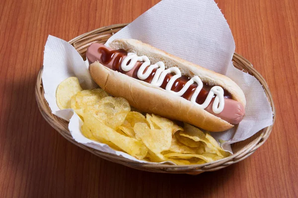 Zamknij Hot Doga Chipsami Ziemniaczanymi Fast Food — Zdjęcie stockowe