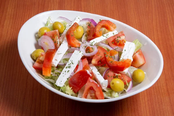 Thunfischsalat Mit Tomaten Oliven Gurken Paprika Käse Und Rucola — Stockfoto