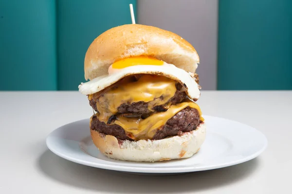 Juicy Beef Burger Tojással Sajttal Paradicsommal Salátával Fehér Tálcán Stock Kép