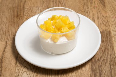 Fruits raita veya Yoğurt ve Ananas veya Ananas Raita ananas parçasıyla süslenmiş.