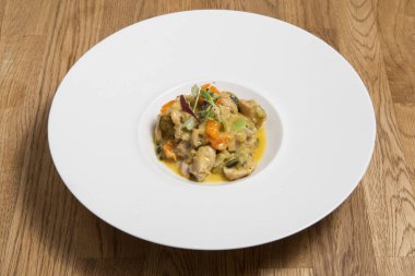 Tay Körili tavuk lezzetli ve renkli tas.