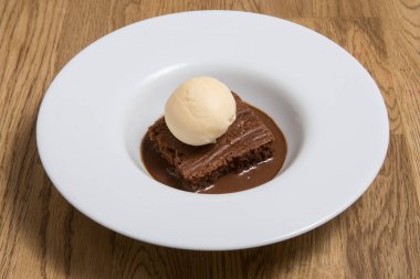 Brownie 'ler ve dondurma beyaz tabakta