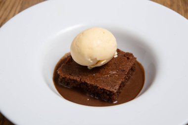 Brownie 'ler ve dondurma beyaz tabakta