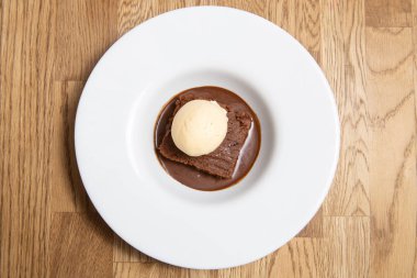 Brownie 'ler ve dondurma beyaz tabakta