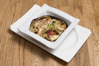 Beyaz tabakta kıymalı fırında patlıcan.