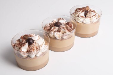 Küçük cam bardakta çikolatalı fare.